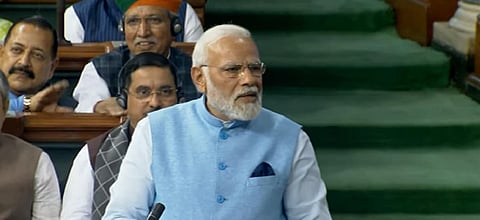 நீல நிற கோட் அணிந்து வந்த பிரதமர் மோடி