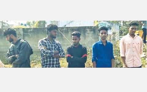 வாகன திருட்டில் தொடர்புள்ளதாக கூறி 5 இளைஞர்களிடம் காவல் துறையினர் விசாரணை நடத்தி வருகின்றனர்.