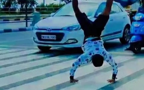 சென்னை | விவேகானந்தர் இல்லம் அருகே ‘பல்டி’ அடித்து சாலையை கடந்த இளைஞர்: வீடியோ வைரலானதால் மன்னிப்பு கேட்டார்