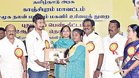 காஞ்சிபுரத்தில் மாணவிகளுக்கு 2-ம் கட்டமாக கல்வி உதவித் தொகை வழங்கும் ‘புதுமைப் பெண்’ திட்டத்தை தொடங்கி வைக்கிறார் அமைச்சர் உதயநிதி ஸ்டாலின். உடன் அமைச்சர் தா.மோ.அன்பரசன், ஆட்சியர் மா.ஆர்த்தி.