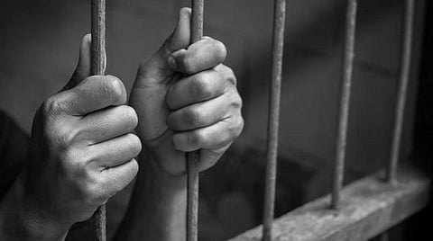 காரைக்குடி அருகே டாஸ்மாக் கடைக்கு போட்டியாக மதுக்கடை நடத்திய 5 பேர் கைது