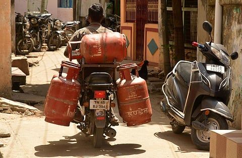 சமையல் எரிவாயு விலை குறையுமா? - பெட்ரோலியத் துறை அமைச்சர் விளக்கம்