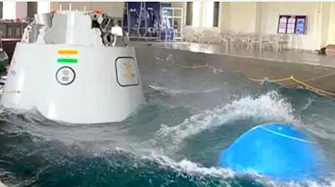 ககன்யான் திட்டத்தில் வீரர்கள் செல்லும் விண்கலத்தின் மாதிரியை கடலில் மீட்கும் பரிசோதனை - இஸ்ரோவும், கடற்படையும் மேற்கொண்டன