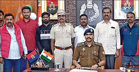 அயோத்யா மாவட்ட எஸ்.பி. முனிராஜ் (அமர்ந்திருப்பவர்) உடன் புகார்தாரர் விஜய்குமார் (வலமிருந்து முதலாவது), கைது செய்யப்பட்ட குணால் தாஸ் (இடமிருந்து 3-வது), தருமபுரி நகர காவல் ஆய்வாளர் நவாஸ் (இடமிருந்து 4-வது) மற்றும் அவரது படையினர்.