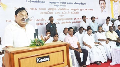 வேலூர் மாவட்டம் சேர்க்காட்டில் அரசு கலை மற்றும் அறிவியல் கல்லூரி ரூ.12.46 கோடி மதிப்பீட்டில் புதிய கட்டிடம் கட்டுதல், 60 படுக்கைகள் கொண்ட அரசு மருத்துவமனை ரூ. 14.30 கோடி மதிப்பீட்டில் புதிய கட்டிடம் கட்ட அமைச்சர் துரைமுருகன் நேற்று அடிக்கல் நாட்டி வைத்து பேசினார். அருகில், உயர்கல்வித்துறை அமைச்சர் பொன்முடி, ஆட்சியர் குமாரவேல் பாண்டியன், நாடாளுமன்ற உறுப்பினர் ஜெகத்ரட்சகன், குடியாத்தம் சட்டப்பேரவை உறுப்பினர் அமலு விஜயன் உள்ளிட்டோர். | படம்: வி.எம்.மணிநாதன் |