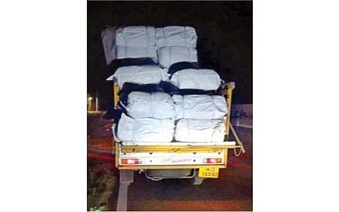 திருச்செந்தூர் அருகே பீடி இலை பண்டல்களுடன் பறிமுதல் செய்யப்பட்ட சரக்கு வாகனம்.