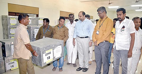 ஈரோடு கிழக்கு தொகுதி இடைத்தேர்தல் வாக்குப்பதிவின்போது பயன்படுத்துவதற்காக நேற்று அனுப்பிவைக்கப்பட்ட மின்னணு வாக்குப்பதிவு இயந்தி ரங்களைப் பார்வையிட்ட மாவட்ட தேர்தல் அலுவலர் எச்.கிருஷ்ணன் உன்னி, தேர்தல் பார்வையாளர் சுரேஷ்குமார் சதீவ் உள்ளிட்டோர்.