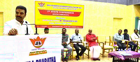 மதுரையில் அகில இந்திய வழக்கறிஞர் சங்க மாநில மாநாட்டில் பேசுகிறார் உயர் நீதிமன்ற நீதிபதி ஆர்.மகாதேவன். படம்: எஸ்.கிருஷ்ணமூர்த்தி.