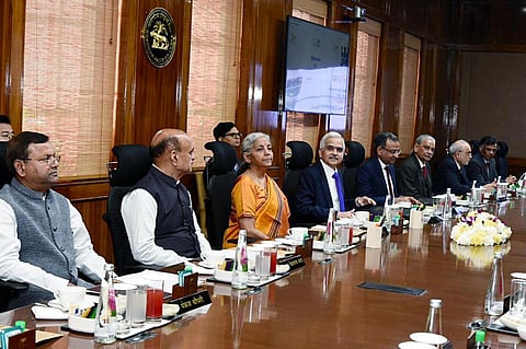 டெல்லியில் நேற்று நடைபெற்ற ஆர்பிஐ 600-வது மத்திய குழு கூட்டத்தில் பங்கேற்ற நிதியமைச்சர் நிர்மலா சீதாராமன், இணையமைச்சர் பகவத் கிஷன்ராவ் காரட், ஆளுநர் சக்தி காந்ததாஸ். படம்: பிடிஐ