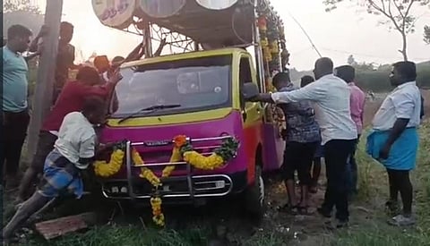 புதுச்சேரி | சகதியில் சிக்கிய இறுதி யாத்திரை வாகனம் - மாற்று சுடுகாடு கேட்டு கோஷமிட்ட மக்கள்