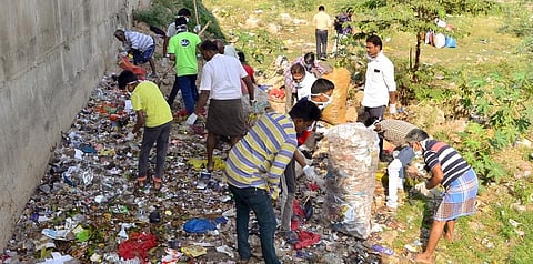 மதுரை வைகை ஆற்றில் குப்பைகளை அகற்றும் பணியில் ஈடுபட்ட பொதுமக்கள்