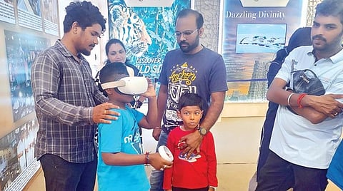 மெய்நிகர் முறையில் படமாக்கப்பட்டுள்ள புராதன சின்னங்களை பார்க்கும் பொதுமக்கள்.