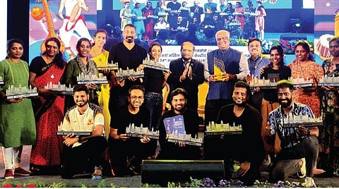 மத்திய வருவாய் துறை சார்பில் நடைபெற்ற 34-வது அகில இந்திய மத்திய வருவாய் கலாச்சார திருவிழாவில் பல்வேறு போட்டிகளில் வெற்றி பெற்றவர்களுக்கு தமிழ்நாடு, புதுச்சேரி மண்டல முதன்மை தலைமை ஆணையர் ஆர்.ரவிச்சந்திரன் பரிசுகளை வழங்கினார். உடன், மண்டல ஜிஎஸ்டி மற்றும் மத்திய கலால் வரித் துறை முதன்மை தலைமை ஆணையர் மண்டலிகா னிவாஸ், விழாக்குழு தலைவர் எம்.ஜி.தமிழ் வளவன் உள்ளிட்டோர். படம்: பு.க.பிரவீன்