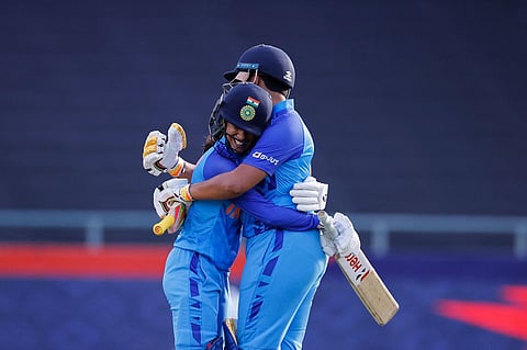 இந்திய வீராங்கனைகள் ஜெமிமா ரோட்ரிக்ஸ், ரிச்சா கோஷ்