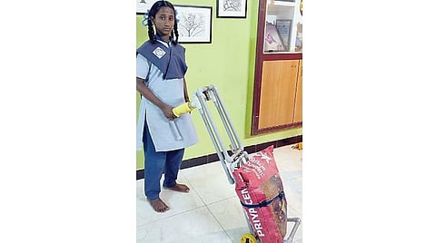 எளிதாக சுமைகளை தூக்க உதவும் புதிய கருவி: புதுச்சேரி பள்ளி மாணவி உருவாக்கி சாதனை