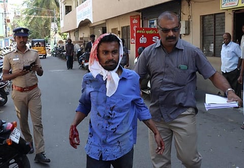 வெட்டப்பட்டதில் படுகாயமடைந்த மனோஜை சிகிச்சைக்காக அழைத்துச் சென்ற போலீஸார். | படம் : ஜெ.மனோகரன்.