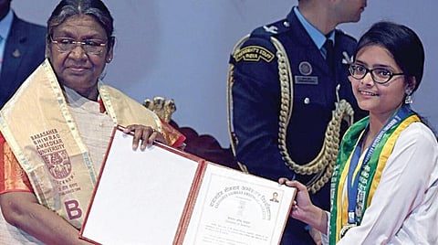 பல்கலைக்கழகங்கள், கல்வி நிறுவனங்கள் அனைவருக்கும் தரமான கல்வி வழங்க வேண்டும்: திரவுபதி முர்மு வலியுறுத்தல்