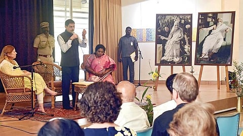 ஸ்ரீ அரவிந்தரின் 150வது பிறந்தநாள் கொண்டாட்டத்தின் ஒரு பகுதியாக, புதுச்சேரியை அடுத்துள்ள தமிழகப் பகுதியான ஆரோவில்லில் அறிவியல், ஆன்மிகம் மற்றும் மனித எழுச்சி பற்றிய மூன்று நாள் மாநாடு நேற்று தொடங்கியது. இதில், தமிழக ஆளுநர் ஆர்.என்.ரவி பேசினார். உடன் ஆளுநர் தமிழிசை உள்ளிட்டோர். படம்: எம்.சாம்ராஜ்