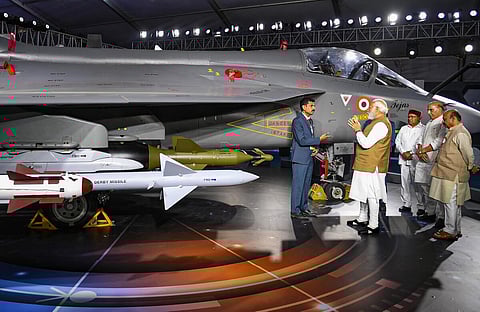 பெங்களூரு எலஹங்கா விமானப் படை தளத்தில் சர்வதேச விமான கண்காட்சியை பிரதமர் மோடி நேற்று தொடங்கி வைத்தார். அப்போது, உள்நாட்டில் தயாரிக்கப்பட்ட தேஜஸ் ரக போர் விமானத்தை அவர் பார்வையிட்டார். உடன், பாதுகாப்புத் துறை அமைச்சர் ராஜ்நாத் சிங், கர்நாடக முதல்வர் பசவராஜ் பொம்மை. படம்: பிடிஐ