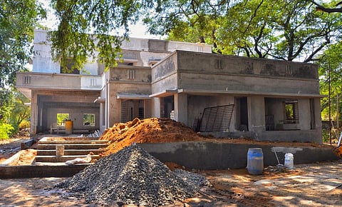 மதுரை தமுக்கம் மைதானம் அருகில் அமைந்துள்ள மாநகராட்சி வாகன காப்பகத்தில் மாநகராட்சி சார்பில் புதிதாக கட்டப்பட்டு வரும் நூலக கட்டிடம். படம்: நா. தங்கரத்தினம்.