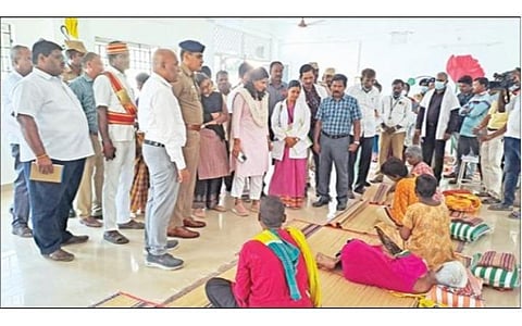 முண்டியம்பாக்கம் அரசு மருத்துவக்கல்லூரி மருத்துவமனையில் சிகிச்சை பெற்று வரும் அன்பு ஜோதி ஆசிரமவாசிகளிடம் ஆட்சியர் பழனி நலம் விசாரித்தார்.