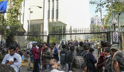 டெல்லி கே.ஜி.மார்க் பகுதியில் உள்ள பிபிசி அலுவலகத்தில் வருமான வரித் துறை அதிகாரிகள் நேற்று சோதனை நடத்தினர். இதுபற்றி செய்தி சேகரிப்பதற்காக அங்கு கூடியிருந்த செய்தியாளர்கள்.படம்: பிடிஐ