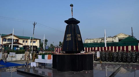 புல்வாமா தாக்குதல் நினைவு தினம் - பிரதமர் நரேந்திர மோடி, ராணுவ அதிகாரிகள் அஞ்சலி