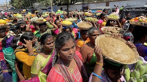 பழநியில் இன்று (புதன்கிழமை) வள்ளிக்குப் பிறந்த வீட்டு சீதனங்கள் வழங்கும் வைபவம்.