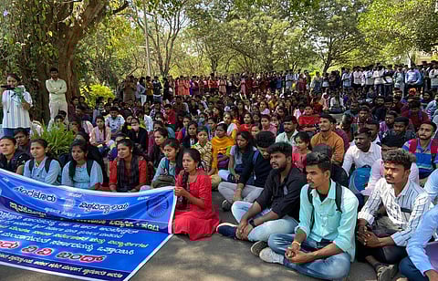 பெங்களூரு ஜெயின் பல்கலைக்கழகத்துக்கு எதிராக போராட்டத்தில் ஈடுபட்ட மாணவர்கள் | கோப்புப்படம்
