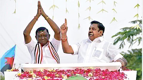 ஈரோடு கிழக்கு தொகுதிக்குட்பட்ட வீரப்பம்பாளையம் பகுதியில், அதிமுக வேட்பாளர் கே.எஸ்.தென்னரசுவை ஆதரித்து, இடைக்கால பொதுச்செயலாளர் பழனிசாமி பிரச்சாரம் மேற்கொண்டார்.