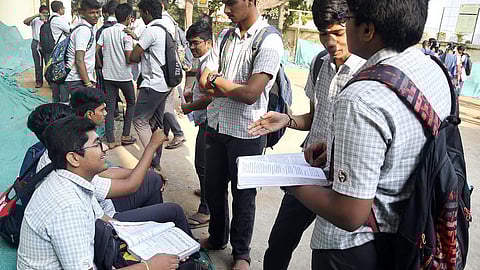 சிபிஎஸ்இ பாடத் திட்டத்தில் 10, 12-ம் வகுப்பு பொதுத்தேர்வு தொடக்கம்