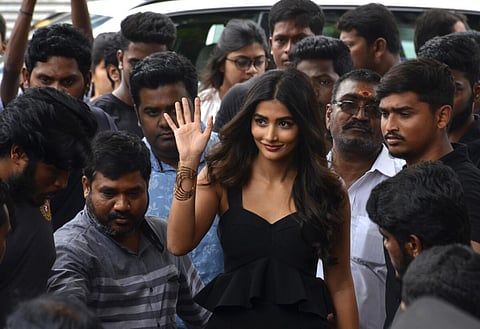 சம்பளத்தைக் குறைத்தார் பூஜா ஹெக்டே?