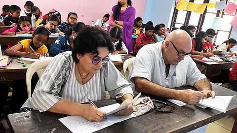 கேரளாவில் வசிக்கும் இத்தாலி தம்பதி இந்தி கற்று தேர்வு எழுதி அசத்தல்