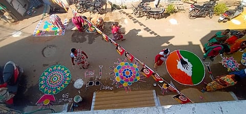 ஈரோடு கிழக்கு தொகுதியில் வீடுகள் தோறும் கோலமிட்டு உற்சாகத்தை வெளிப்படுத்தும் வாக்காளர்கள்.