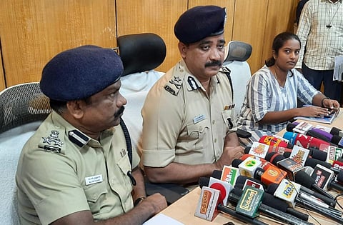 திருவண்ணாமலை மாவட்ட காவல் அலுவலகத்தில் செய்தியாளர்களை சந்தித்த வடக்கு மண்டல ஐஜி கண்ணன். | படம் - இரா.தினேஷ்குமார்.