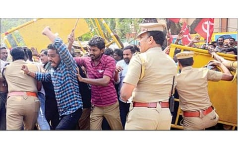 மின்வாரிய ஒப்பந்த ஊழியர்களை பணி நிரந்தரம் செய்யக் கோரி சென்னை கே.கே.நகரில் உள்ள மின்வாரிய மேற்பார்வை பொறியாளர் அலுவலகம் முன்பு நேற்று போராட்டம் நடைபெற்றது. தடுப்புகளை மீறி சென்ற ஊழியர்கள் மற்றும் தொழிற்சங்க நிர்வாகிகள். படம்: பு.க.பிரவீன்