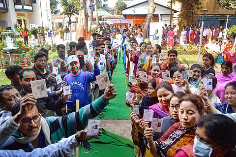 திரிபுரா தலைநகர் அகர்தலாவில் அமைக்கப்பட்டிருந்த வாக்குச்சாவடியில் நேற்று வாக்களித்த முதல்வர் மாணிக் சாஹா. (அடுத்த படம்) ராஜ்நகர் வாக்குச்சாவடியில் நீண்ட வரிசையில் காத்திருந்த வாக்காளர்கள். படங்கள்: பிடிஐ