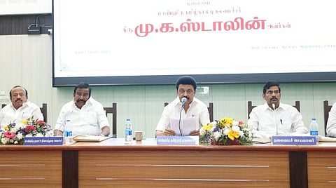 சேலத்தில் நேற்று ‘கள ஆய்வில் முதல்வர்்’ திட்டத்தின் கீழ் நடைபெற்ற ஆய்வு கூட்டத்தில் பேசிய முதல்வர் மு.க.ஸ்டாலின். உடன், அமைச்சர்கள் கே.என்.நேரு, எம்ஆர்கே.பன்னீர்செல்வம், தலைமைச் செயலர் வெ.இறையன்பு.