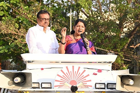 ஈரோடு கிழக்கு வேட்பாளர் ஈவிகேஎஸ் இளங்கோவனுடன் பிரச்சாரத்தில் எம்பி கனிமொழி