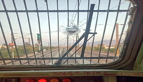 சேதம் அடைந்த ரயிலின் கண்ணாடி