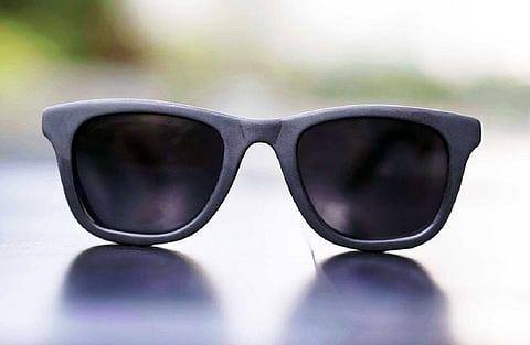 சிப்ஸ் பாக்கெட்டுகளை மறுசுழற்சி செய்து உருவாக்கப்பட்ட சன்கிளாஸ்