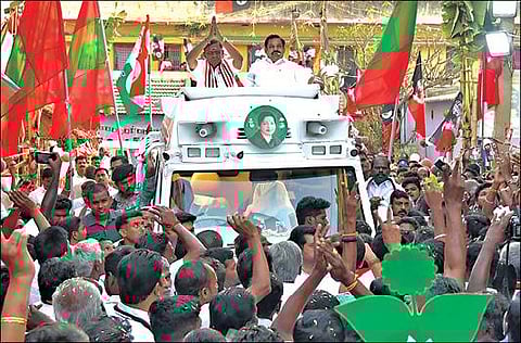 ஈரோடு கிழக்கு தொகுதி அதிமுக வேட்பாளர் கே.எஸ்.தென்னரசுவை ஆதரித்து, இடைக்கால பொதுச்செயலாளர் பழனிசாமி மூன்றாவது நாளாக நேற்று ஈரோட்டில் பிரச்சாரம் மேற்கொண்டார்.