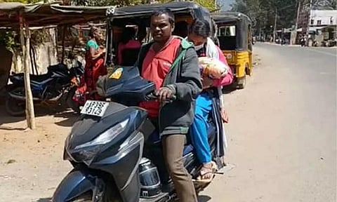 குழந்தையின் சடலத்தை பைக்கில் கொண்டு சென்ற பெற்றோர்.