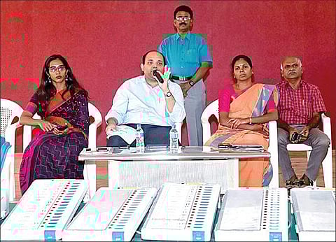 ஈரோடு கிழக்கு இடைத்தேர்தலில், வாக்குப்பதிவு இயந்திரங்களை பயன்படுத்துவது குறித்து வாக்குச்சாவடி அலுவலர்களுக்கான 2-ம் கட்ட பயிற்சி வகுப்பு நேற்று நடந்தது. இதில், மாவட்ட தேர்தல் அலுவலர் கிருஷ்ணன் உன்னி பேசினார். அருகில், மாவட்ட வருவாய் அலுவலர் சந்தோஷினி சந்திரா, உதவி ஆட்சியர் என்.பொன்மணி உள்ளிட்டோர்.