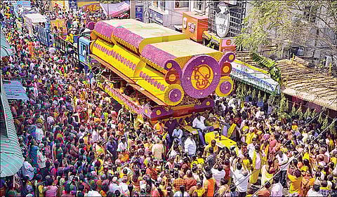 திண்டுக்கல் கோட்டை மாரியம்மன் கோயில் பூச்சொரிதல் விழாவில் ரத வீதிகளில் வலம் வந்த பூத்தேர். படம்: என்.தங்கரத்தினம்