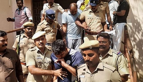 திருவண்ணாமலை முதலாவது குற்றவியல் நடுவர் நீதிமன்றத்தில் ஆஜர்ப்படுத்த அழைத்து வரப்பட்ட ஹரியாணா கொள்ளையர்கள் முகமது ஆரிப் மற்றும் ஆசாத்