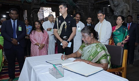 மதுரை மீனாட்சி அம்மன் கோயிலில் தரிசனம் செய்த குடியரசுத் தலைவர் திரவுபதி முர்மு, அங்குள்ள வருகைப் பதிவேட்டில் குறிப்புகள் எழுதினார்.