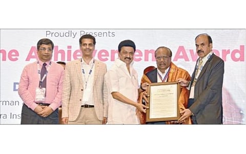 ஹோல்டு மெடிக்கல் அகாடமி ஆஃப் இந்தியா சார்பில் சென்னையில் நேற்று நடைபெற்ற `கார்டியோபேஸ் 2023' நிகழ்ச்சியில் ராமச்சந்திரா உயர்கல்வி மற்றும் ஆராய்ச்சி நிறுவனத்தின் இதய சிகிச்சை மையத் தலைவர்எஸ்.தணிகாசலத்துக்கு வாழ்நாள் சாதனையாளர் விருது வழங்கினார் முதல்வர் மு.க.ஸ்டாலின். உடன், அகாடமி இயக்குநர்கள் செங்கோட்டுவேலு, முருகானந்தன், சென்னியப்பன்.