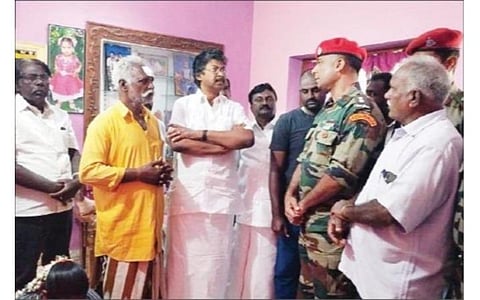 கிருஷ்ணகிரி அருகே வேலம்பட்டியில் கொலை செய்யப்பட்ட ராணுவ வீரர் பிரபுவின் தந்தை மாதையனுக்கு ஆறுதல் கூறிய ராணுவ கர்னல் மற்றும் எம்பி செல்லகுமார் உள்ளிட்டோர்.