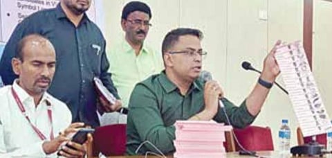 ஈரோடு கிழக்கு தொகுதி இடைத்தேர்தல் - வாக்குப்பதிவு இயந்திரங்களில் சின்னம் பொருத்தும் பணி தொடக்கம்